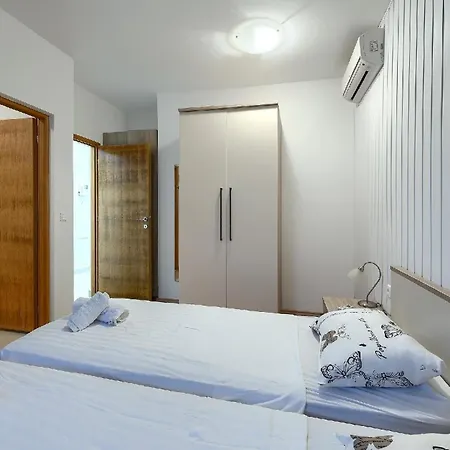 Holiday home Mit Privatpool Fuer 14 Personen Ca 190 Qm In Liznjan, Istrien Suedkueste Von Istrien *
