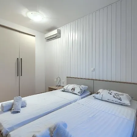 Mit Privatpool Fuer 14 Personen Ca 190 Qm In Liznjan, Istrien Suedkueste Von Istrien Holiday home *