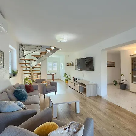 Mit Privatpool Fuer 14 Personen Ca 190 Qm In Liznjan, Istrien Suedkueste Von Istrien * Liznjan