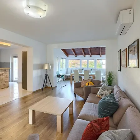Mit Privatpool Fuer 14 Personen Ca 190 Qm In Liznjan, Istrien Suedkueste Von Istrien Holiday home