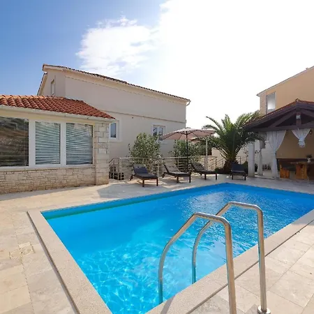 Holiday home Mit Privatpool Fuer 14 Personen Ca 190 Qm In Liznjan, Istrien Suedkueste Von Istrien *